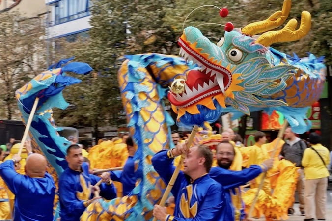 Dwa chińskie smoki, niebieski i żółty (w tle), podczas parady Falun Gong w Pradze, wrzesień 2018 r. (zdjęcia użyczył Marcin Hakemer-Fernandez)