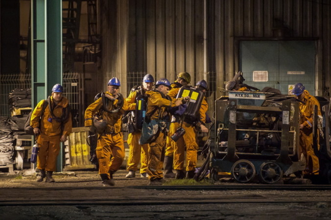 Ratownicy górniczy przygotowują sprzęt w kopalni węgla CSM w pobliżu granicy czesko-polskiej w Karwinie, Republika Czeska, 20.12.2018 r. (LUKAS KABON/PAP/EPA)