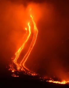Widok lawy wypływającej po erupcji wulkanu Etna, niedaleko Katanii, na Sycylii, w południowych Włoszech, 24.12.2018 r.