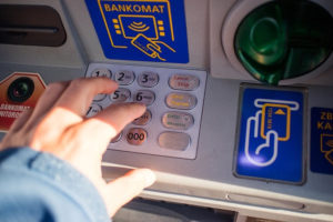 Policja, ZBP i PIIT ostrzegają przed skanowaniem kodów umieszczanych na bankomatach