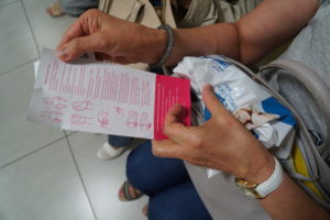 Pacjentka z ulotką akcji „A ja wolę zdrową mamę” w ręku (dzięki uprzejmości Moniki Mróz, rzecznika prasowego BCO)