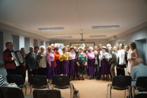 Białostocki Kabaret Seniorów „Szpilka” przed pacjentami BCO (dzięki uprzejmości Moniki Mróz, rzecznika prasowego BCO)