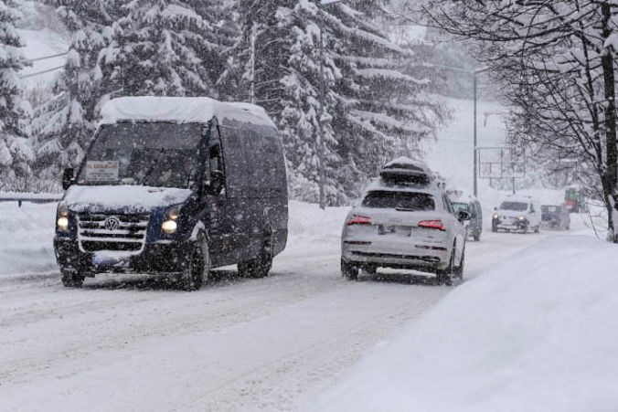 Zima w Kościelisku, w całych Tatrach obowiązuje czwarty stopień zagrożenia lawinowego, 3.01.2019 r. (Jan Niedziałek / PAP)