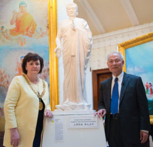 Lord Provost Glasgow (przewodnicząca rady miejskiej), radna Sadie Docherty z prof. Zhang Kunlunem obok rzeźby Buddy, październik 2013 r. (Simon Gross / The Epoch Times)