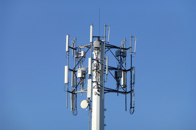 W Unii Europejskiej rosną obawy związane z zagrożeniem bezpieczeństwa przy przetargach na budowę sieci piątej generacji. Na zdjęciu wieża telefonii komórkowej (PublicDomainImages / <a href="https://pixabay.com/pl/wie%C5%BCa-anteny-telefon-mobilnych-387026/">Pixabay</a>)