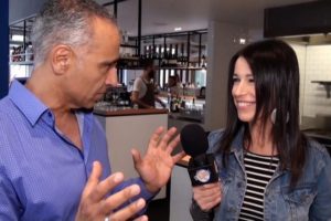 Tina Sofos przeprowadza wywiad z właścicielem sklepu dla programu kulinarnego w GRTV Australia (GRTV Australia / YouTube)