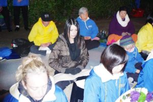 Tina Sofos (pośrodku) wykonuje piąte ćwiczenie Falun Dafa z innymi praktykującymi<br/>(Dzięki uprzejmości Tiny Sofos)