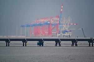 Zdaniem komentatora „Frankfurter Allgemeine Zeitung” dywersyfikacja dostaw stała się jednym z celów polityki energetycznej UE. Na zdjęciu ilustracyjnym port w Wilhelmshaven w Niemczech (hpgruesen / <a href="https://pixabay.com/pl/port-eur-wilhelmshaven-mg%C5%82a-port-1356670/">Pixabay</a>)