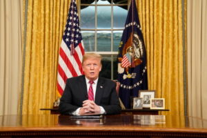 Prezydent USA Donald J. Trump przemawia w porze największzej oglądalności do narodu amerykańskiego, Gabinet Owalny w Białym Domu, Waszyngton, 8.01.2019 r. (CARLOS BARRIA/PAP/EPA)
