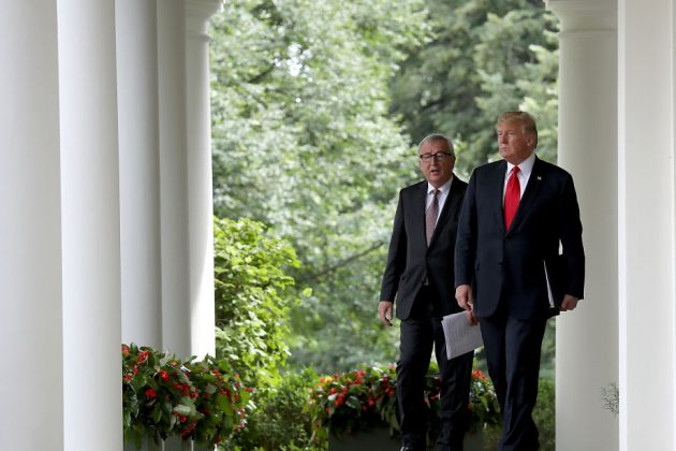 Prezydent Donald Trump i przewodniczący Komisji Europejskiej Jean-Claude Juncker zmierzają do Ogrodu Różanego przy Białym Domu, aby wydać wspólne oświadczenie w sprawie handlu, Waszyngton, 25.07.2018 r. (Win McNamee / Getty Images)