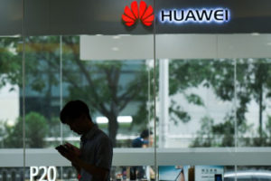 Wiele krajów patrzy coraz bardziej nieufnie na chińską firmę Huawei