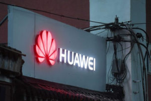 Logo Huawei na zewnątrz sklepu sprzedającego telefony komórkowe w Pekinie, 6.08.2018 r. (Greg Baker/AFP/Getty Images)