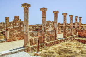 W okresie grecko-rzymskim, czyli ok. 2 tys. lat temu, Pafos pełniło funkcję stolicy Cypru. Na zdjęciu ilustracyjnym ruiny kolumnady w nieoznaczonej lokalizacji (dimitrisvetsikas1969 / <a href="https://pixabay.com/pl/filary-kolumny-pozostaje-2323911/">Pixabay</a>)