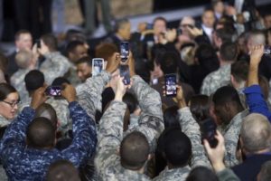 Wyprodukowane w Chinach telefony Huawei sprzedawane w bazach USA mogą szpiegować amerykańskich żołnierzy
