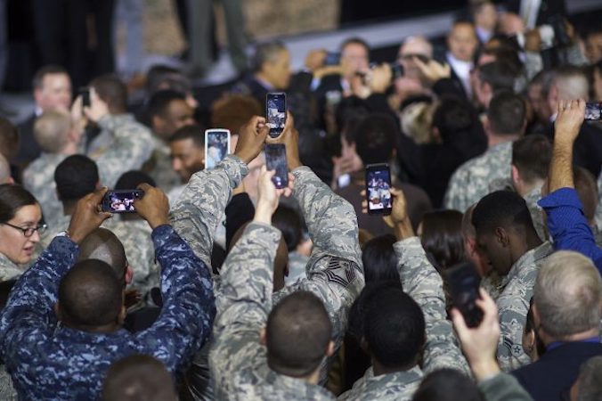 Członkowie sił zbrojnych USA starają się swoimi smartfonami nagrać prezydenta Baracka Obamę w trakcie przemówienia 15.12.2014 r. w bazie lotniczej McGuire-Dix-Lakehurst w stanie New Jersey (Mark Makela / Getty Images)