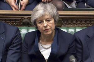 Izba Gmin zagłosowała przeciwko proponowanemu przez rząd projektowi umowy wyjścia Wielkiej Brytanii z Unii Europejskiej. Na zdjęciu brytyjska premier Theresa May po decydującym głosowaniu ws. brexitu w parlamencie, Londyn, Wielka Brytania, 15.01.2019 r. (PARLIAMENTARY RECORDING UNIT HANDOUT/PAP/EPA)