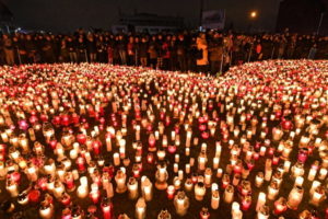 W ramach akcji „Największe serce świata” mieszkańcy wielu miast w Polsce układali serca ze zniczy dla zmarłego prezydenta Gdańska Pawła Adamowicza, Gdańsk, 16.01.2019 r. (Adam Warżawa / PAP)