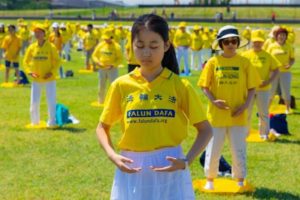 Praktykujący Falun Gong prezentują w Waszyngtonie ćwiczenia ze swojej dyscypliny, 19.07.2018 r. (Mark Zou / Epoch Times)