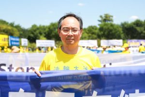 Xueye Zhu podczas 19. rocznicy rozpoczęcia prześladowań Falun Gong 20 lipca 1999 roku, przed pomnikiem Waszyngtona w Waszyngtonie, 19.07.2018 r. (Samira Bouaou / The Epoch Times)
