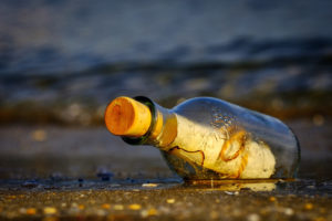 Na najstarszy odnaleziony dotąd list w butelce natrafiono na plaży w Australii Zachodniej. Ustalono, że dryfował 132 lata i pochodził ze statku Paula, który pływał po Oceanie Indyjskim. Zdjęcie ilustracyjne (Atlantios / <a href="https://pixabay.com/pl/wiadomo%C5%9B%C4%87-w-butelce-butelka-morze-3437294/">Pixabay</a>)