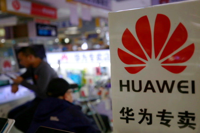 Logo Huawei w sklepie z telefonami komórkowymi w Pekinie, Chiny, 23.01.2019 r. (HOW HWEE YOUNG/PAP/EPA)