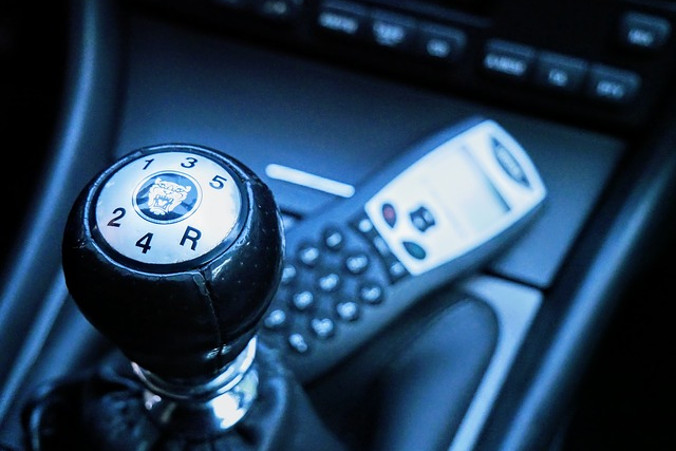 Ogólnopolska akcja prowadzona przez KGP dotyczy kierowców, którzy podczas jazdy rozmawiają przez telefon komórkowy, nie używając zestawów głośnomówiących lub słuchawkowych. Zdjęcie ilustracyjne (Joenomias / <a href="https://pixabay.com/pl/d%C5%BAwignia-zmiany-bieg%C3%B3w-ga%C5%82ka-zmiany-3840482/">Pixabay</a>)