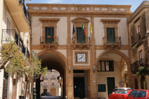 Sambuca di Sicilia została uznana za najpiękniejszą miejscowość we Włoszech już w 2016 roku, zdobywając tytuł „Borgo dei Borghi”. Na zdjęciu Palazzo dell’Arpa w Sambuca di Sicilia (Mboesch – praca własna, CC BY-SA 3.0 / <a href="https://commons.wikimedia.org/w/index.php?curid=24506366">Wikimedia</a>)