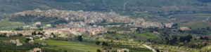  Panorama Sambuca di Sicilia z pobliskiego wzgórza (Coshipi – <a href="https://www.flickr.com/photos/coshipi/11294321853/">Sambuca di Sicilia</a>, CC BY-SA 2.0 / <a href="https://commons.wikimedia.org/w/index.php?curid=30961700">Wikimedia</a>)