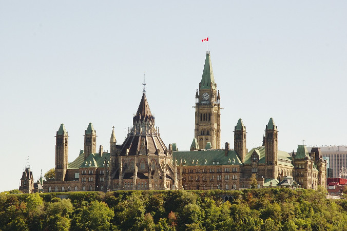 Kanadyjscy i amerykańscy dyplomaci w Hawanie po raz pierwszy zaczęli uskarżać się na zawroty i bóle głowy, trudności z koncentracją oraz nudności wiosną 2017 r. Na zdjęciu ilustracyjnym widok na Parlament Kanady w Ottawie (DEZALB / <a href="https://pixabay.com/pl/kanada-ottawa-parlament-pomnik-1184243/">Pixabay</a>)