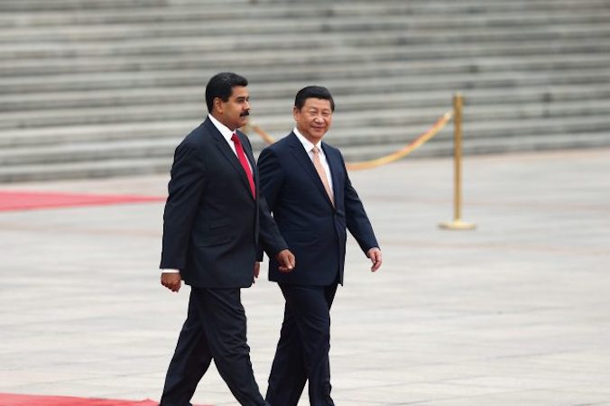 Chiński przywódca Xi Jinping (z prawej) towarzyszy prezydentowi Wenezueli Nicolasowi Maduro w trakcie przeglądu gwardii honorowej podczas ceremonii powitania przed Wielką Halą Ludową w Pekinie, 22.09.2013 r. (Lintao Zhang / Getty Images)