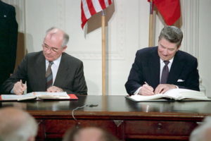 Oficjalne zdjęcie udostępnione przez Ronald Reagan Presidential Library Museum przedstawia prezydenta USA Ronalda Reagana i sekretarza generalnego KPZR Michaiła Gorbaczowa podpisujących traktat INF, Sala Wschodnia w Białym Domu w Waszyngtonie, 8.12.1987 r. Sekretarz Stanu Mike Pompeo 1.02.2019 r. ogłosił zamiar USA wycofania się z traktatu INF z powodu naruszania tego układu przez Rosję (PAP/EPA/HANDOUT)
