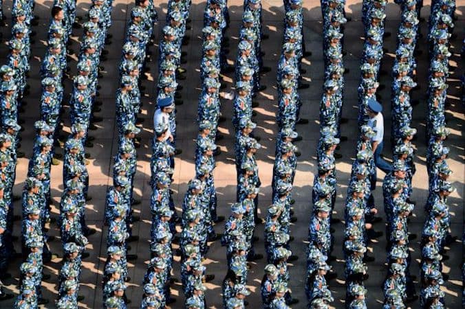 Około 7000 ubranych w mundury polowe studentów pierwszego roku zgromadziło się na Wuhańskim Uniwersytecie Technologicznym, aby przejść szkolenie wojskowe, Wuhan, prowincja Hubei, 14.09.2015 r. (VCG / Getty Images)