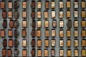 Smartfony wiszące na wystawie stoiska podczas Mobile World Congress (MWC), największych na świecie targów telefonów komórkowych, Barcelona, Hiszpania, 28.02.2018 r.<br/>(Pau Barrena/AFP/Getty Images)