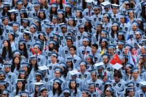 Studenci ostatniego roku podczas ceremonii ukończenia studiów na Uniwersytecie Columbia w Nowym Jorku, 18.05.2016 r. (Timothy A. Clary/AFP/Getty Images)