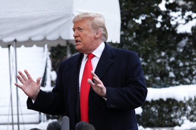 Prezydent Donald Trump przemawia do dziennikarzy na południowym trawniku przed Białym Domem w Waszyngtonie, 14.01.2019 r. (Holly Kellum / NTD)