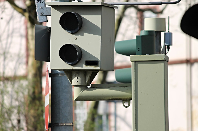 Ministerstwo Infrastruktury opracowało nowe znaki drogowe informujące o odcinkowym pomiarze prędkości (manfredrichter / <a href="https://pixabay.com/pl/blitzer-lampa-b%C5%82yskowa-lager-3293907/">Pixabay</a>)