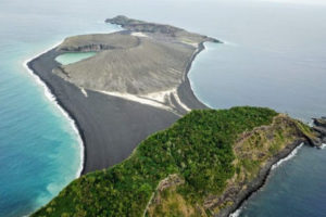 Nieodgadnione oblicza natury – zaledwie kilkuletnia wulkaniczna wyspa, która pokonała oceaniczne fale