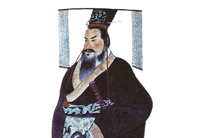Qin Shi Huang Di – pierwszy cesarz zjednoczonych Chin – poszerzył ich granice, budowniczy Wielkiego Muru. Reformator i twórca jednolitego państwa (Autor nieznany – Yuan, Zhongyi, „China's Terracotta Army and the First Emperor's Mausoleum: The Art and Culture of Qin Shihuang's Underground Palace”, Paramus, New Jersey: Homa & Sekey Books, 2010. ISBN 978-1-931907-68-2, p.140 / <a href="https://commons.wikimedia.org/w/index.php?curid=364539">domena publiczna</a>)