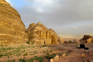 Internauci odwiedzający przewodnik po południowej Jordanii przygotowany przez archeologów z Uniwersytetu Jagiellońskiego znajdą w nim zakładki poświęcone m.in. polskim pracom wykopaliskowym, przyrodzie, krajobrazom Jordanii i turystyce. Na zdjęciu Petra w południowo-zachodniej Jordanii (apdeboer / <a href="https://pixabay.com/pl/petra-jordania-bliski-wsch%C3%B3d-522534/">Pixabay</a>)