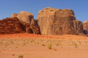 W przewodniku znalazło się wiele zdjęć prezentujących miejsca w Jordanii. Na zdjęciu ilustracyjnym fragment krajobrazu Wadi Rum w Jordanii (LoggaWiggler / <a href="https://pixabay.com/pl/wadi-rum-negev-pustyni-negev-3035/">Pixabay</a>)