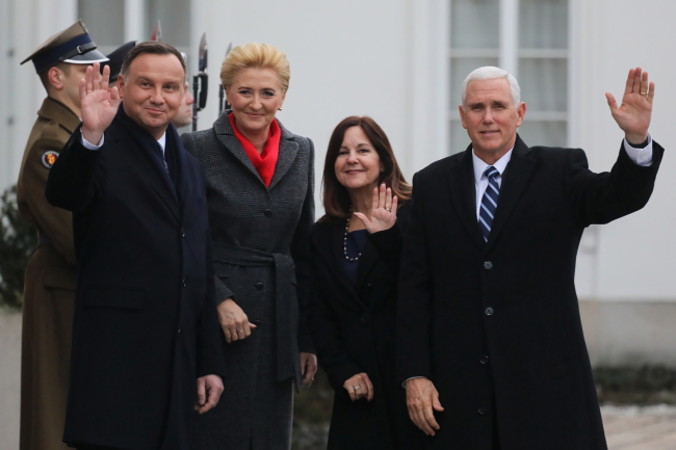 Wiceprezydent USA Mike Pence (po prawej) z małżonką Karen Pence (druga po prawej) oraz prezydent RP Andrzej Duda (po lewej) z małżonką Agatą Konhauser-Dudą (druga po lewej) podczas powitania na dziedzińcu Belwederu, 13.02.2019 r. Podczas wizyty w Polsce Pence weźmie udział w organizowanej przez Polskę i USA konferencji poświęconej problematyce pokoju i bezpieczeństwa (Paweł Supernak / PAP)