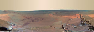 Panorama krateru Endeavour wykonana przez Opportunity Mars Rover (<a href="http://www.jpl.nasa.gov/spaceimages/details.php?id=PIA15689">NASA/JPL-Caltech/Cornell/Arizona State U. – Space Images, NASA JPL Laboratory</a> / <a href="https://commons.wikimedia.org/w/index.php?curid=20253854">domena publiczna</a>)