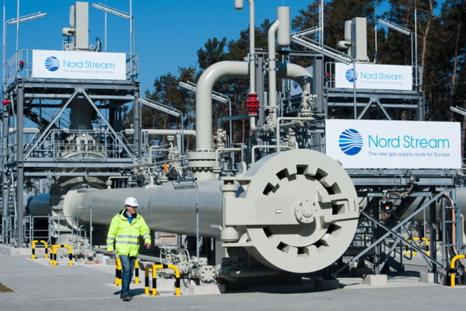 Kierownik Michaił Sarakhan mija instalację gazociągu Nord Stream w Lubmin, Niemcy, 23.03.2012 r. Ponownie wydane 13.02.2019 r. (STEFAN SAUER/PAP/EPA)