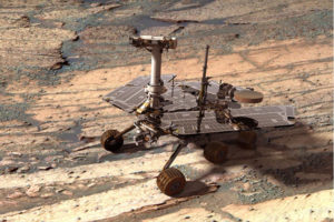  Syntetyczny obraz przedstawiający łazik Opportunity z misji NASA Mars Exploration Rover wewnątrz krateru Endurance na Marsie został utworzony przy użyciu technologii „Virtual Presence in Space”. Technologia opracowana w centrum badawczym NASA Jet Propulsion Laboratory łączy wizualizację i narzędzia do przetwarzania obrazu z hollywoodzkimi efektami specjalnymi (<a href="http://photojournal.jpl.nasa.gov/catalog/PIA03240">NASA/JPL-Solar System Visualization Team</a> / <a href="https://commons.wikimedia.org/w/index.php?curid=460665">domena publiczna</a>)