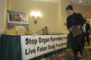 Proceder grabieży organów od praktykujących Falun Gong przetrzymywanych w więzieniach i obozach pracy w Chinach <a href="https://epochtimes.pl/wezwanie-do-zaprzestania-przesladowan-falun-gong-podczas-wiecu-na-capitol-hill/">trwa do dziś</a> (NICHOLAS KAMM/AFP/Getty Images)