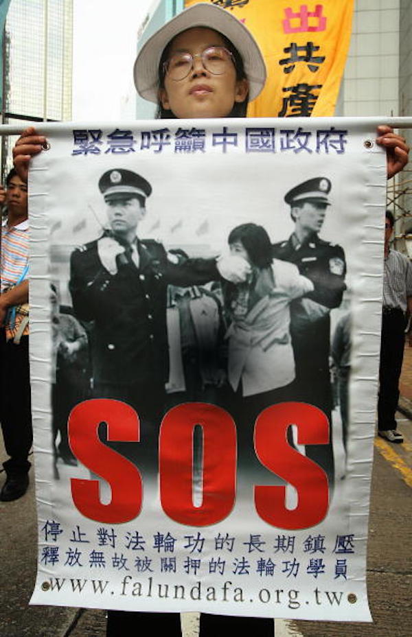 20 lipca 1999 roku Jiang Zemin, były przywódca KPCh, rozpoczął brutalne prześladowania mające na celu wykorzenienie Falun Gong (MIKE CLARKE/AFP/Getty Images)