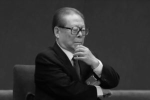 Były przywódca Komunistycznej Partii Chin Jiang Zemin, który w 1999 r. osobiście podżegał do brutalnych prześladowań niewinnych praktykujących Falun Gong w Chinach<br/>(Nicholas Kamm/AFP/Getty Images)