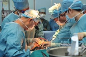 Chińscy lekarze dokonują przeszczepu organu (Screenshot / „Harvested Alive – 10 Years of Investigations”)