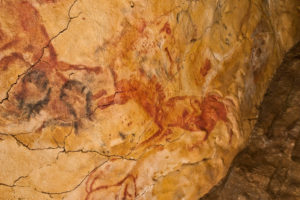 Ślady dłoni wykonane techniką negatywu i czerwone konie w jaskini Altamira (Museo de Altamira y D. Rodríguez, <a href="https://creativecommons.org/licenses/by-sa/3.0/">CC BY-SA 3.0</a> / <a href="https://commons.wikimedia.org/w/index.php?curid=24512684">Wikimedia</a>)