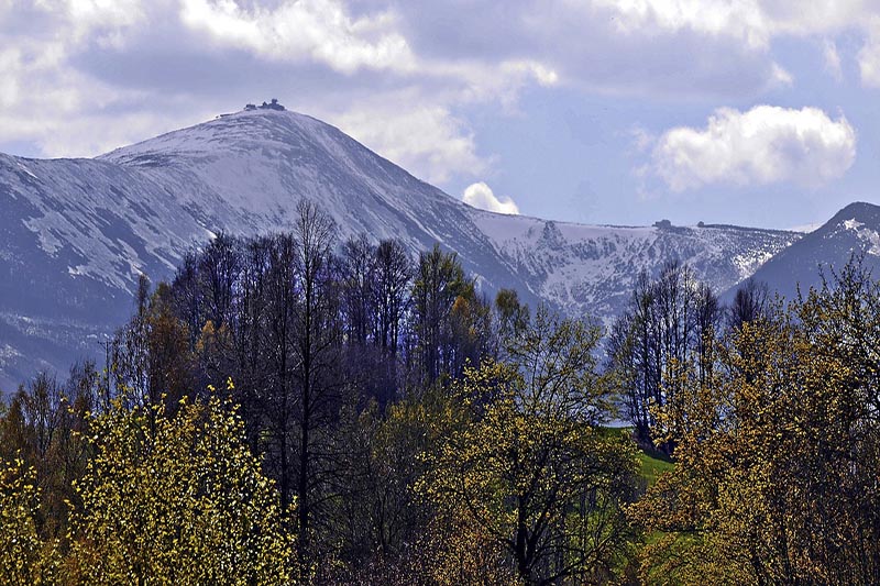 W lutym odnotowano na Śnieżce, 1602 m n.p.m., najwyższym szczycie Karkonoszy, 228 cm śniegu. Utrzymująca się gruba pokrywa śnieżna w Karkonoszach może skutkować powodziami na terenach podgórskich. Na zdjęciu: Najwyższy szczyt Sudetów Śnieżka (Pixabay / <a href="https://pixabay.com/pl/karkonosze-g%C3%B3ry-%C5%9Bnie%C5%BCka-krajobraz-3783431/">razmich</a>)